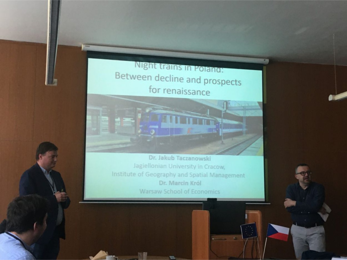 Dr Jakub Taczanowski (UJ) i dr Marcin Król (SGH) pod czas prezentacji pt. "Night trains in Poland. Between decline and prospects for renaissance" 